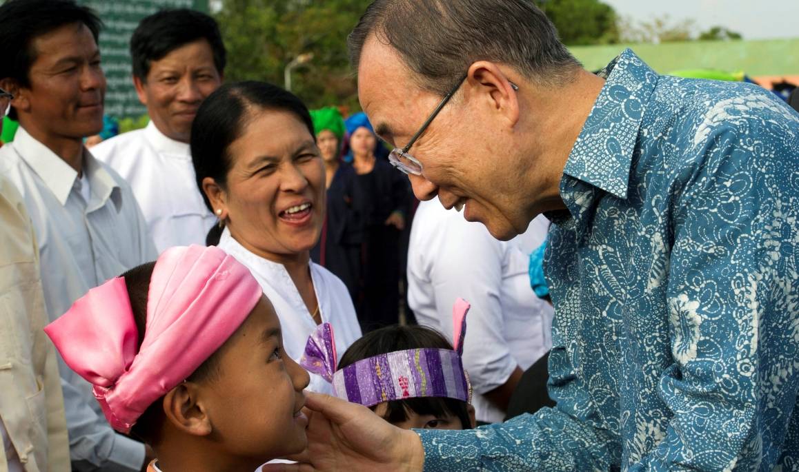 Bildet den tidligere generalsekretæren i FN, Ban Ki-moon, på besøk i en landsby i Myanmar i 2012. Foto: UN Photo/Mark Garten.